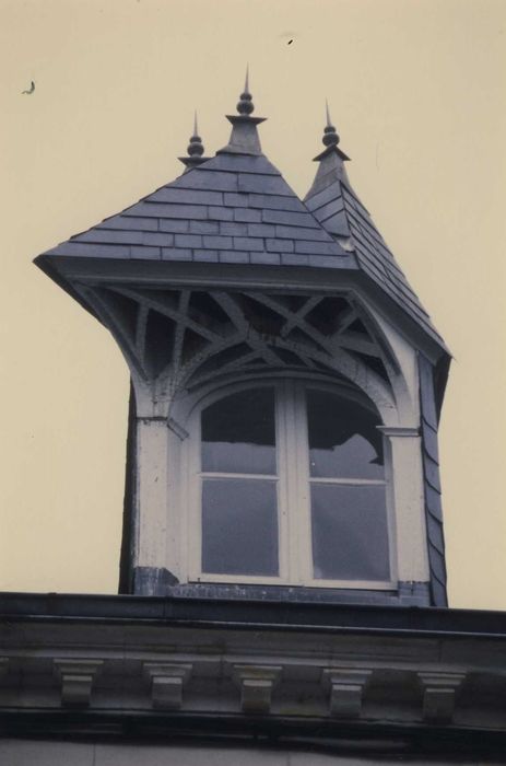 Maison à lucarne de type compagnonnique : Façade sur rue, détail de la lucarne à capucine biaise