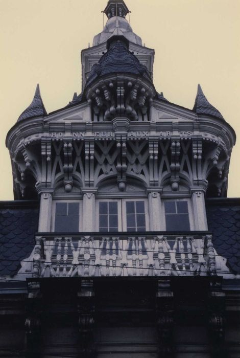 Maison à lucarne de type compagnonnique : Façade sur rue, détail de la lucarne à double capucine