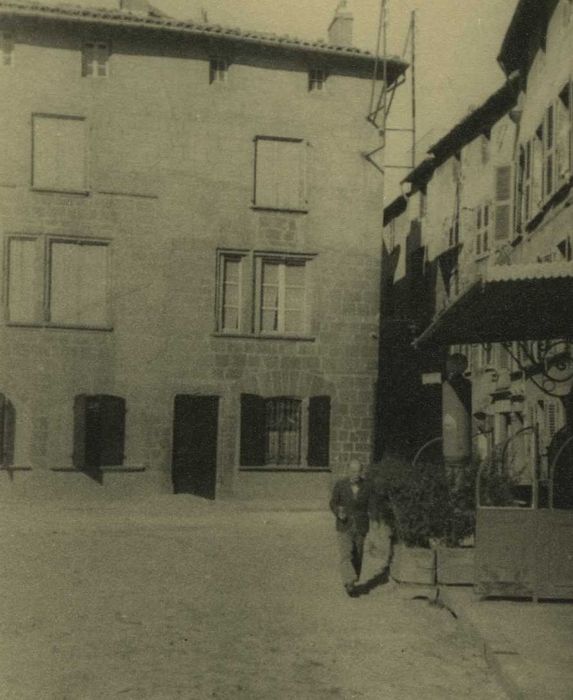 Ancien hôtel de Nubieu : Façade ouest sur la place, vue générale