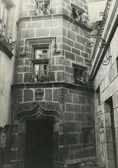 Ancien hôtel de Nubieu : Cour intérieure, tour d’escalier, vue partielle