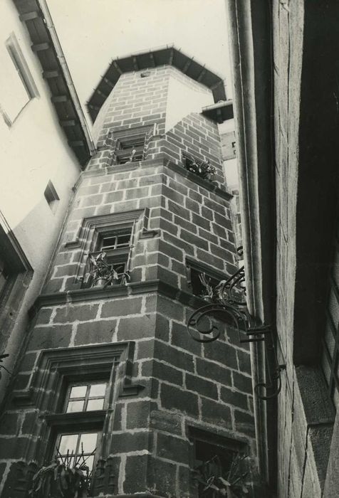 Ancien hôtel de Nubieu : Cour intérieure, tour d’escalier, vue partielle