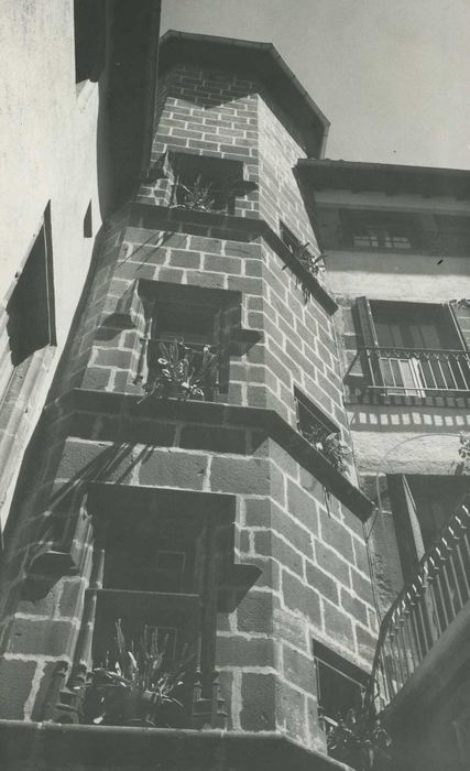 Ancien hôtel de Nubieu : Cour intérieure, tour d’escalier, vue partielle