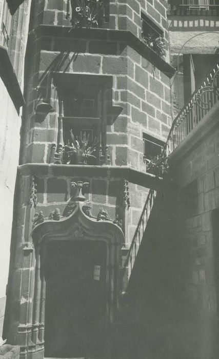 Ancien hôtel de Nubieu : Cour intérieure, tour d’escalier, vue partielle