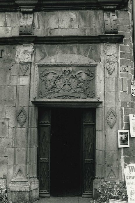 Maison consulaire : Façade est, porte d’accès, vue générale