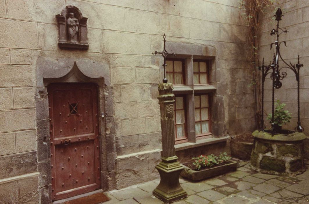 Maison consulaire : Cour intérieure, façade ouest, vue partielle