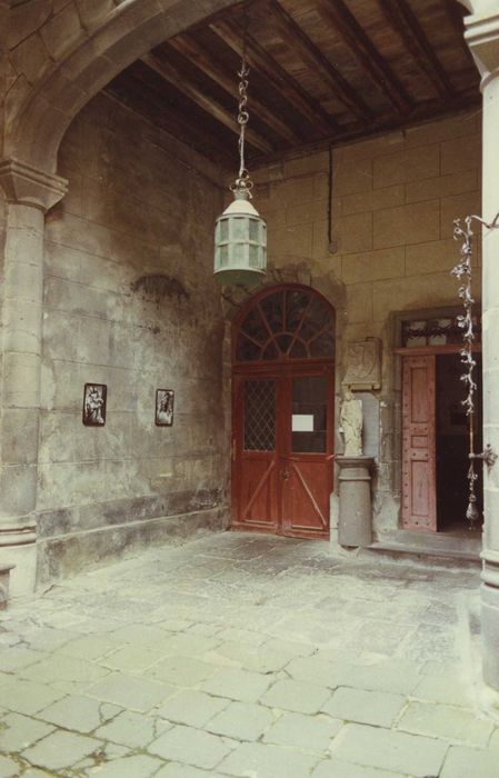 Maison consulaire : Cour intérieure, porche d’accès à la place, vue générale