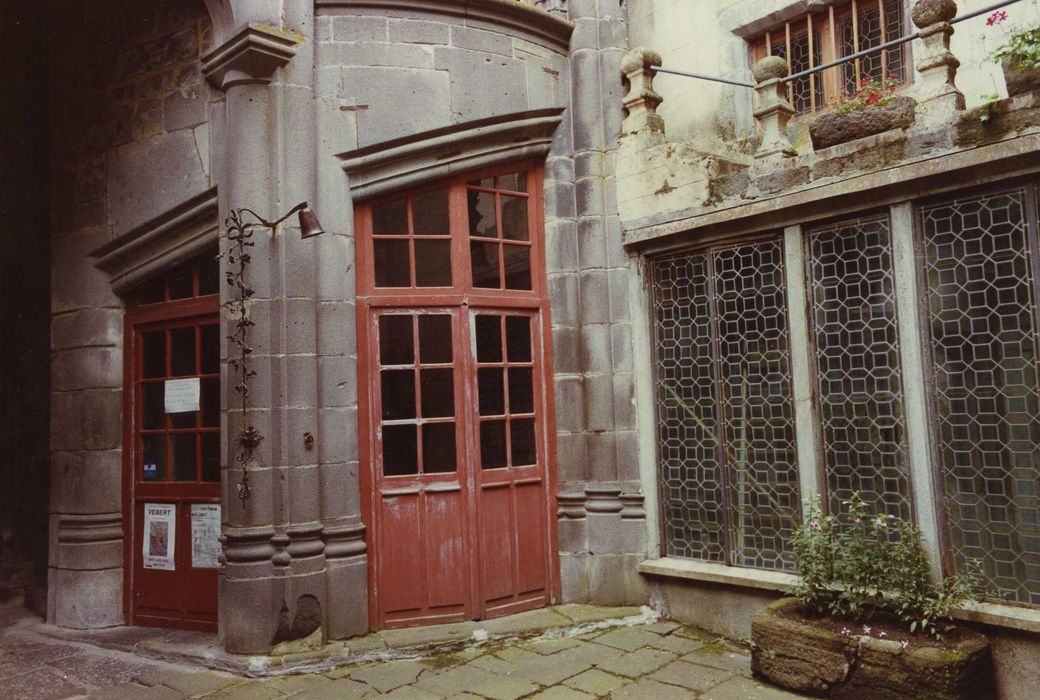 Maison consulaire : Cour intérieure, porte d’accès à la tour d’escalier