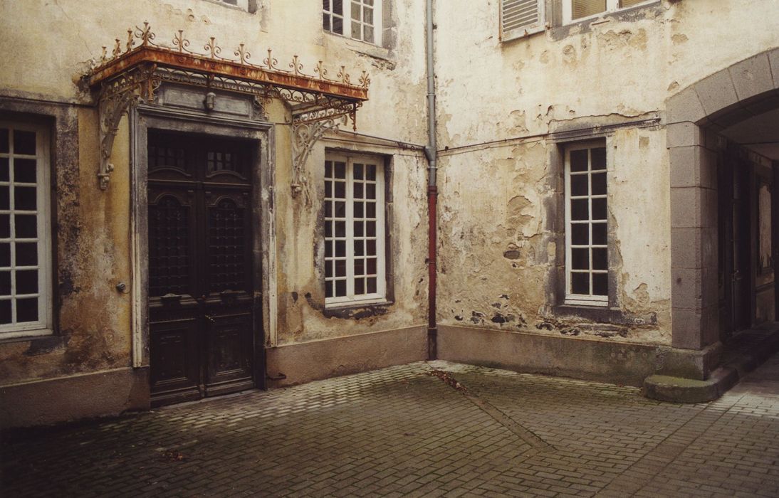 Hôtel de Montchauvel : Cour intérieure, détail de la porte d’accès, vue générale