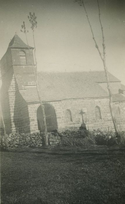 Eglise Saint-Hippolyte : Façade latérale sud, vue générale