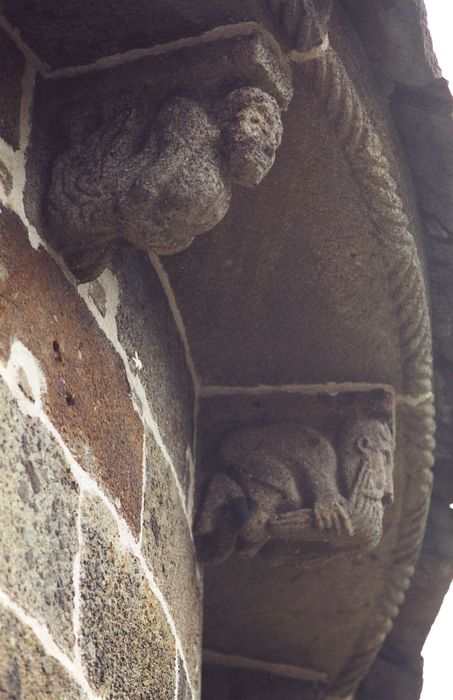 Eglise Saint-Paul : Chevet, détail des modillons sculptés