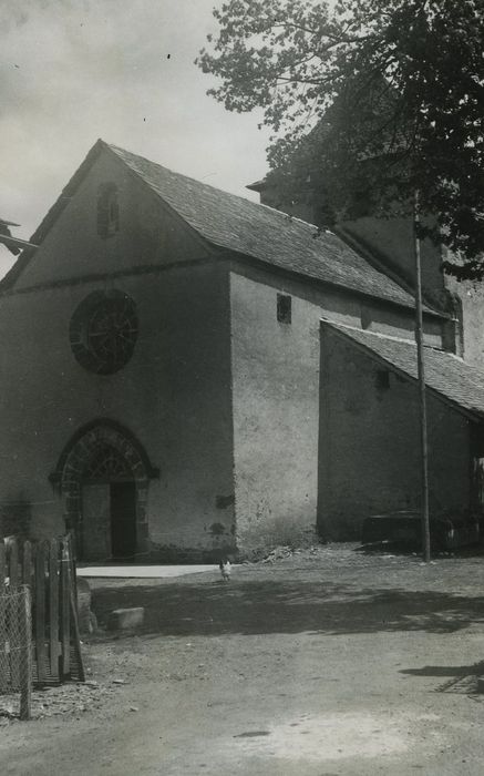 Eglise Saint-Poncy : Façade occidentale, vue générale