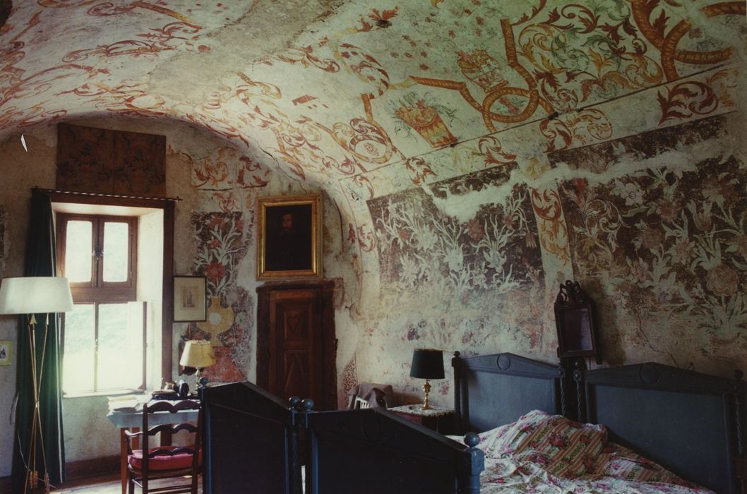 Château de Vals : 1er étage, petite salle aux peintures, vue partielle