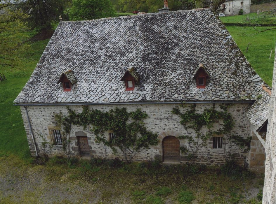 Château de Vals : Communs, façade est, vue générale