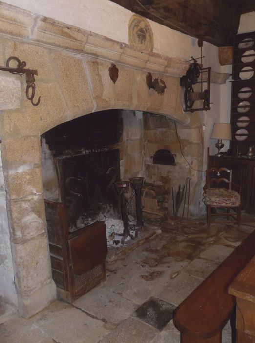 Château de Vals : Cuisine, cheminée monumentale, vue générale