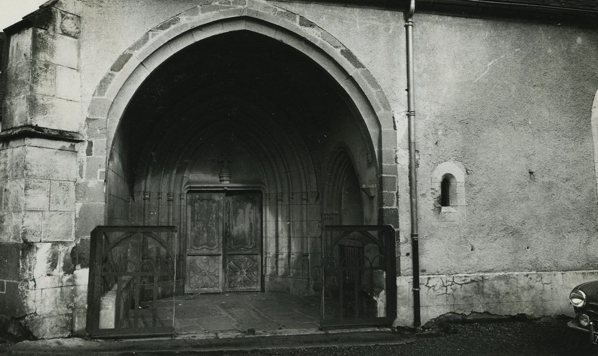 Eglise Saint-Saturnin : Porche sud, vue générale