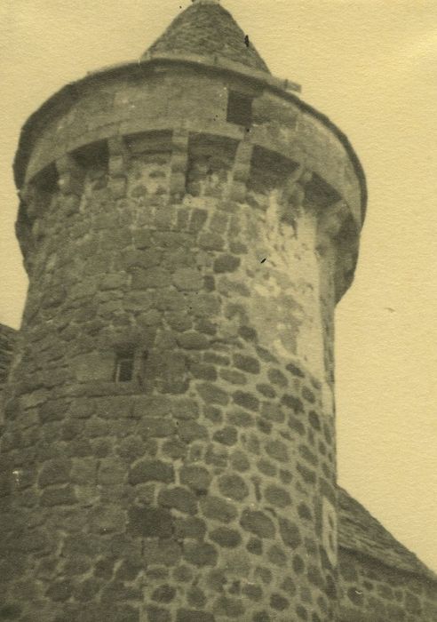 Château de Combes : Tour d’escalier, façade sud-est, vue partielle