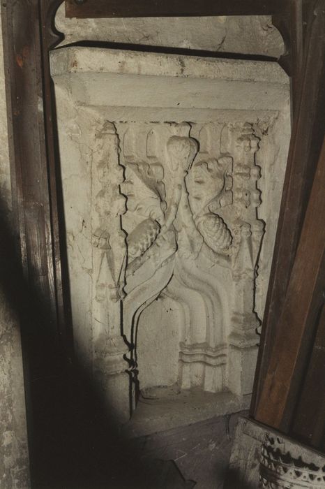 Eglise Saint-Paul : Détail du lavabo de la chapelle haute du prieuré