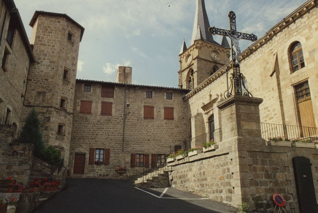 Château fort : Façade est, vue générale