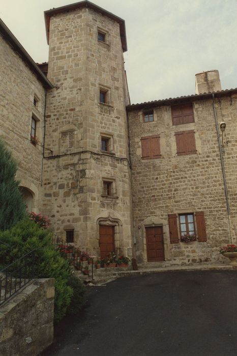 Château fort : Tour d’escalier, angle des ailes ouest et sud, vue générale