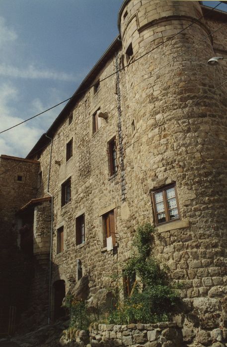 Château fort : Courtine sud et tour sud-est, vue générale