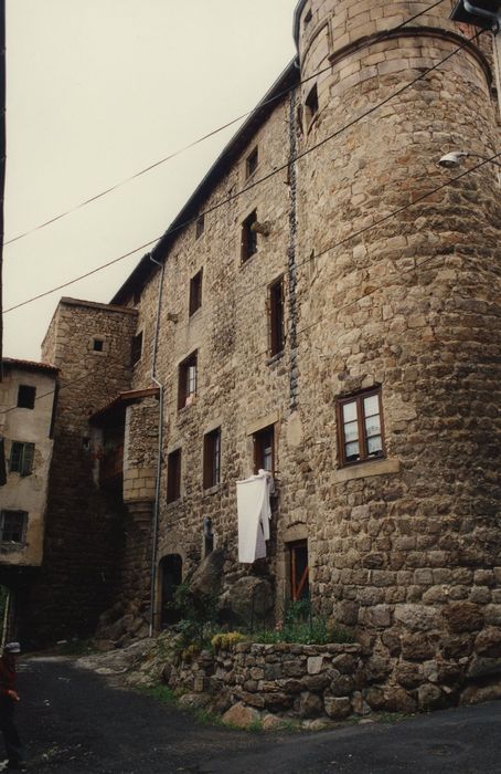 Château fort : Courtine sud et tour sud-est, vue générale