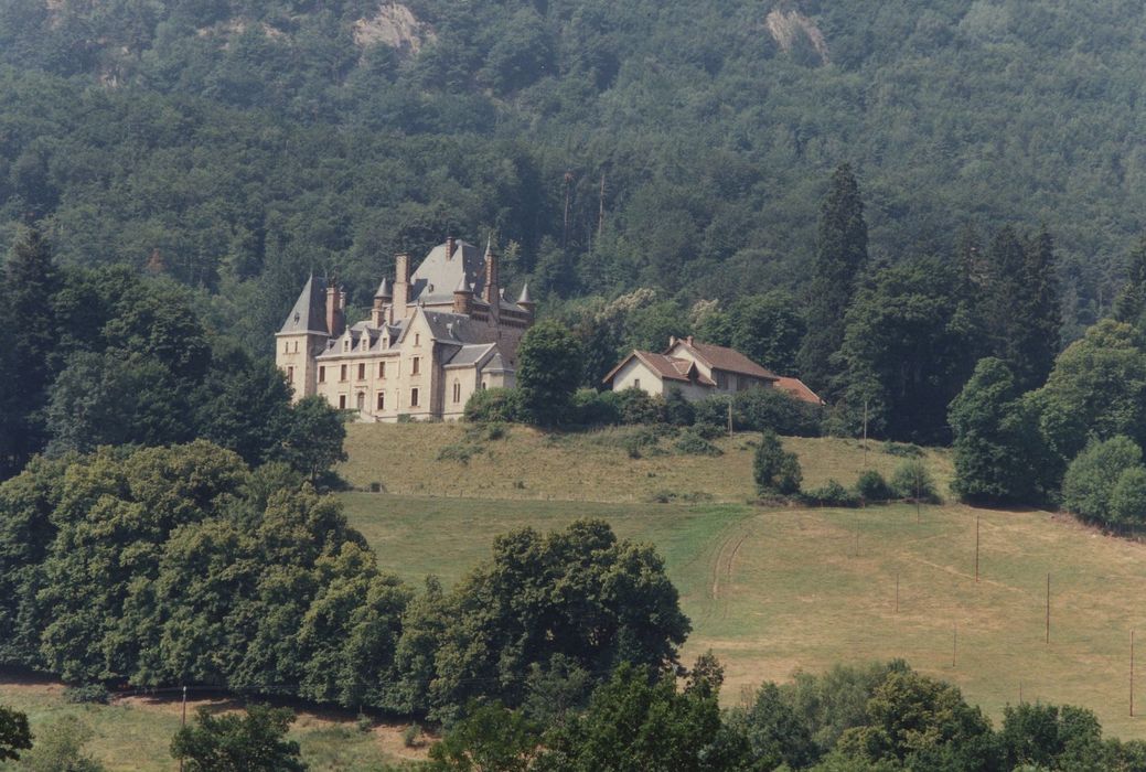 Château de Vaux : Vue générale du château dans son environnement depuis le Nord-Est