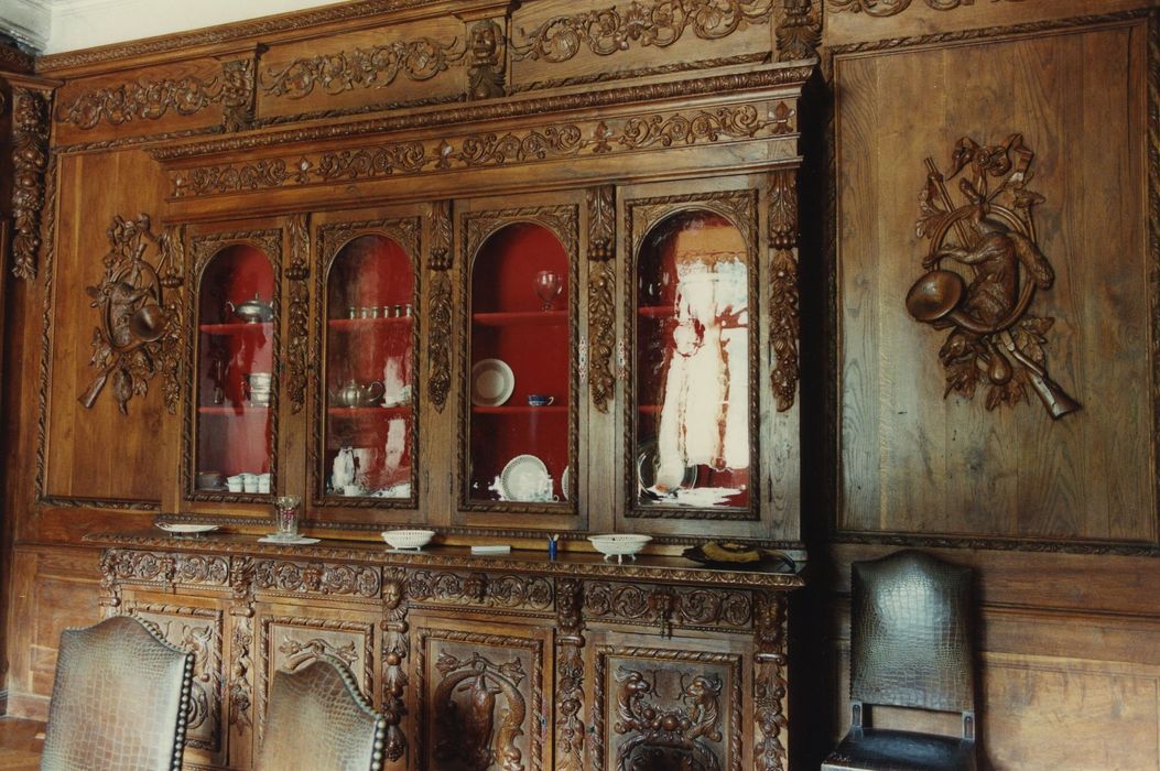 Château de Vaux : Donjon, rez-de-chaussée, lambris de revêtement de la salle à manger, vue générale