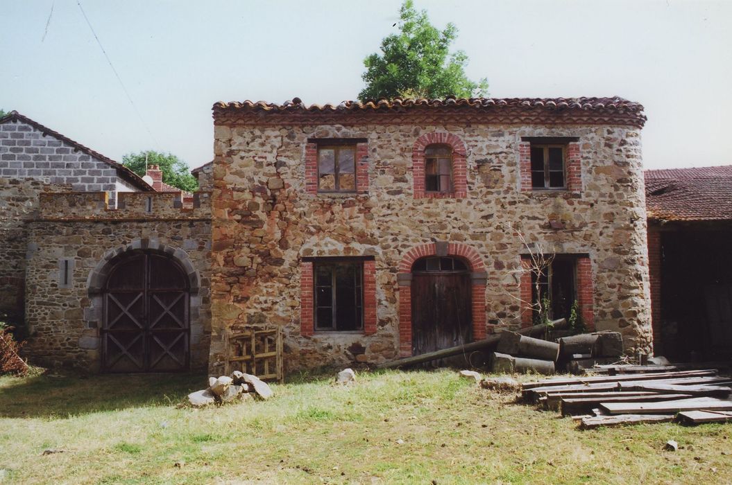 Château de Chabreuges : Cours des communs, portail et bâtiment du fermier, vue générale