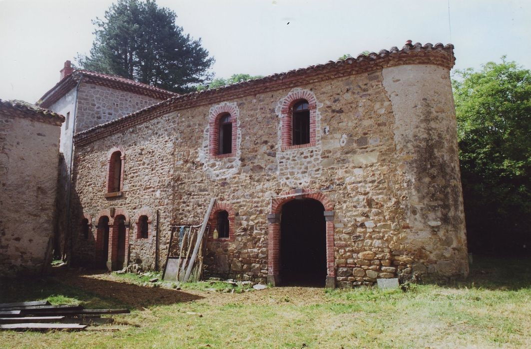 Château de Chabreuges : Cour des communs, écuries, vue générale