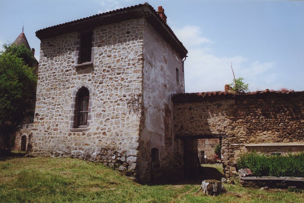 Château de Chabreuges : Cour des communs, maison du curé, vue générale