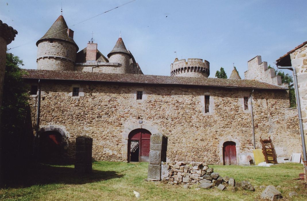 Château de Chabreuges : Cour des communs, bâtiment des écuries, façade est, vuegénérale