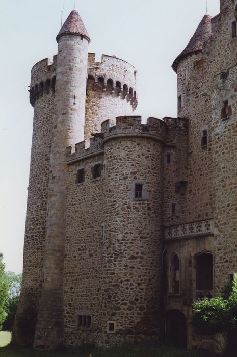 Château de Chabreuges : Façade ouest, vue partielle