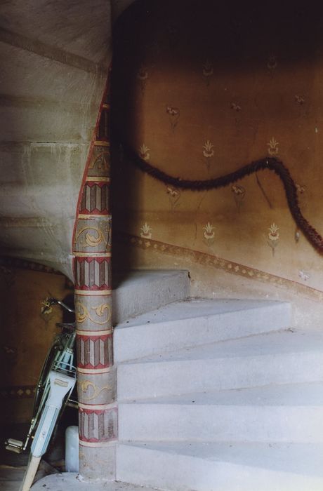 Château de Chabreuges : Aile ouest, escalier à vis, détail