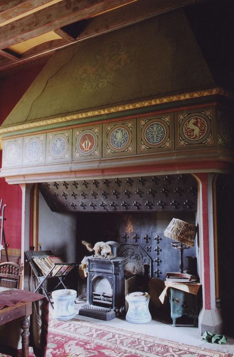 Château de Chabreuges : Aile sud, 1er étage, chambre dite gothique, cheminée monumentale, vue générale