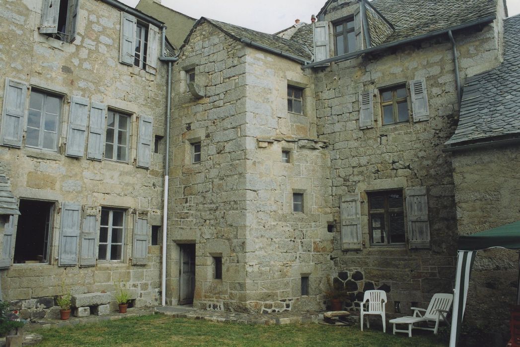 Maison Podevigne de Grandval : Façades est et sud sur cour, vue partielle