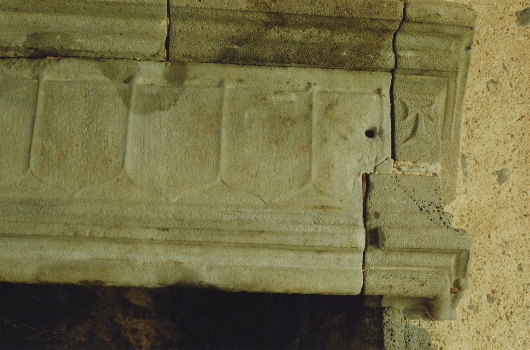 Maison Podevigne de Grandval : 1er étage, Grande salle, cheminée monumentale, détail du linteau