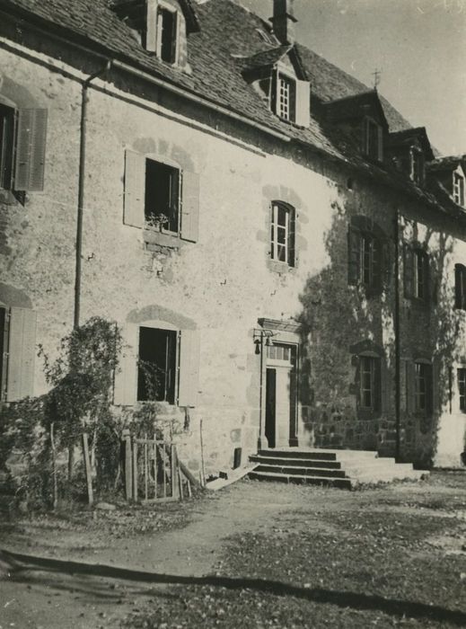 Hospice de Salers ou Fondation Lizet ou maison des Missionnaires : Façade sud, vue partielle