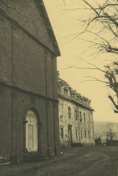 Hospice de Salers ou Fondation Lizet ou maison des Missionnaires : Façade sud, vue partielle