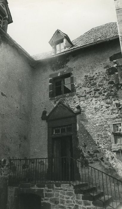 Maison dite Château de la Bastide : Façade sud, porte d’accès au logis, vue générale