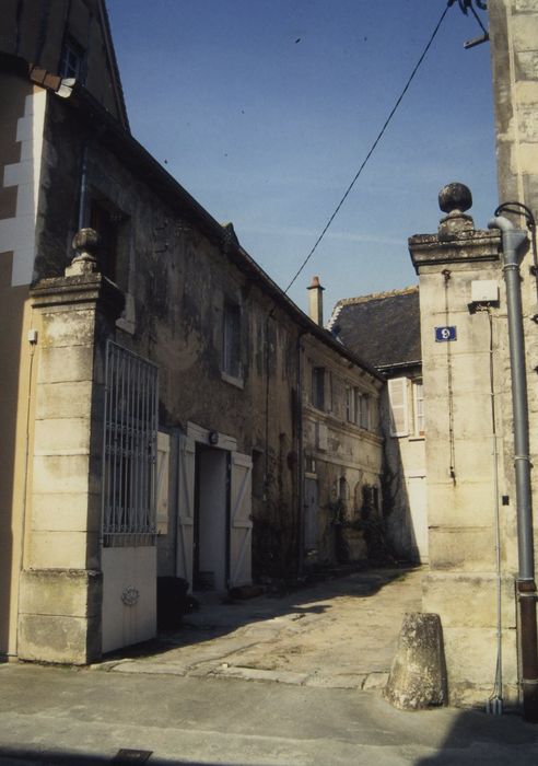 Hôtel : Portail d’accès à la cour, vue générale