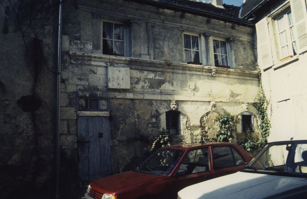 Hôtel : Galerie sud, façade sur cour, vue générale