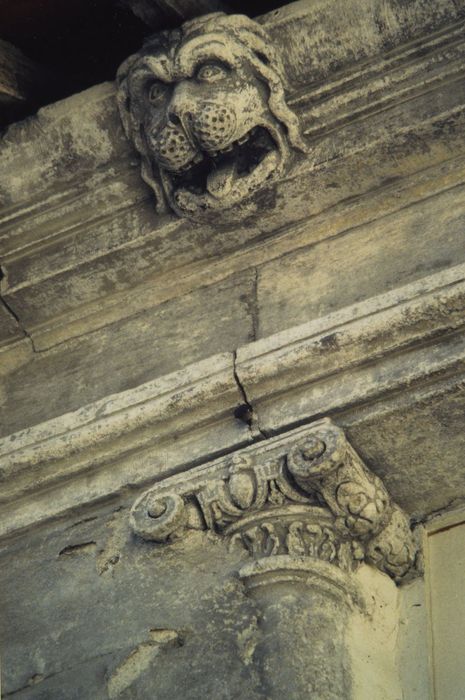 Hôtel : Galerie sud, façade sur cour, détail des éléments décoratifs