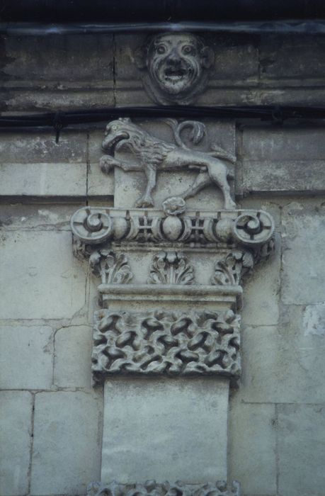 Hôtel dit des Rois ou d'Henri III : Façade sur rue, détail d’un élément sculpté