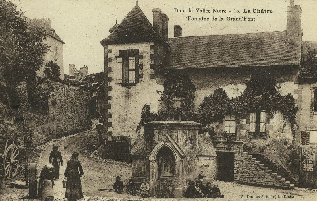 Chapelle-fontaine du 15e siècle, dite La Grand Font, ou fontaine Sainte-Radegonde : Vue générale d ela fontaine dans son environnement