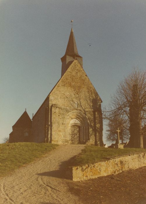 Eglise Saint-Jean-Baptiste : Façade occidentale, vue générale