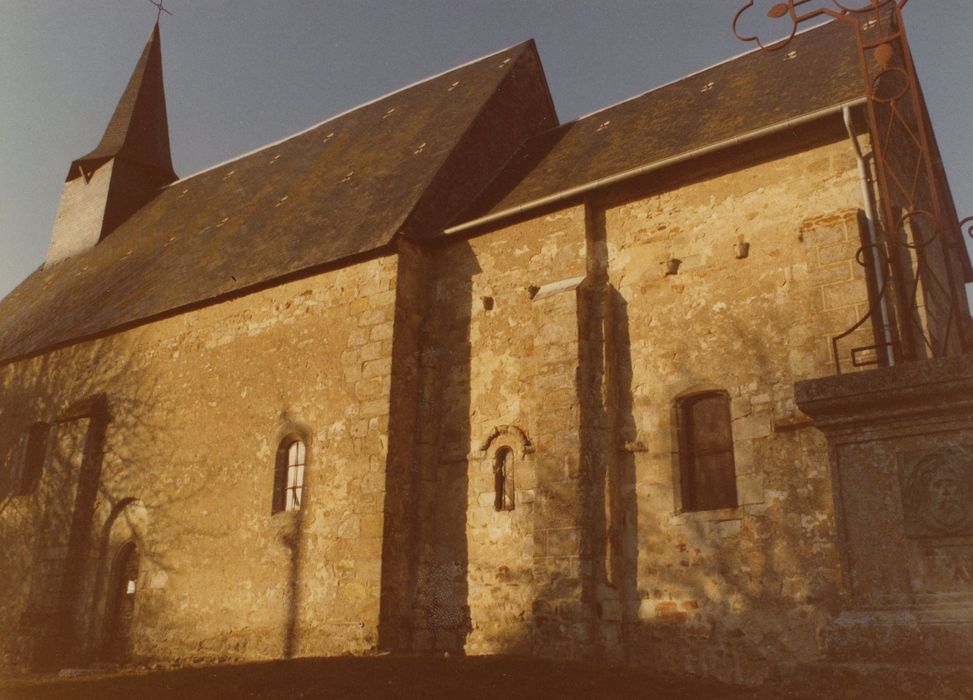 Eglise Saint-Jean-Baptiste : Façade latérale sud, vue partielle