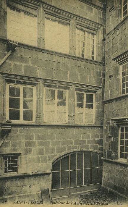 Hôtel Brisson : Façade sur cour, vue partielle