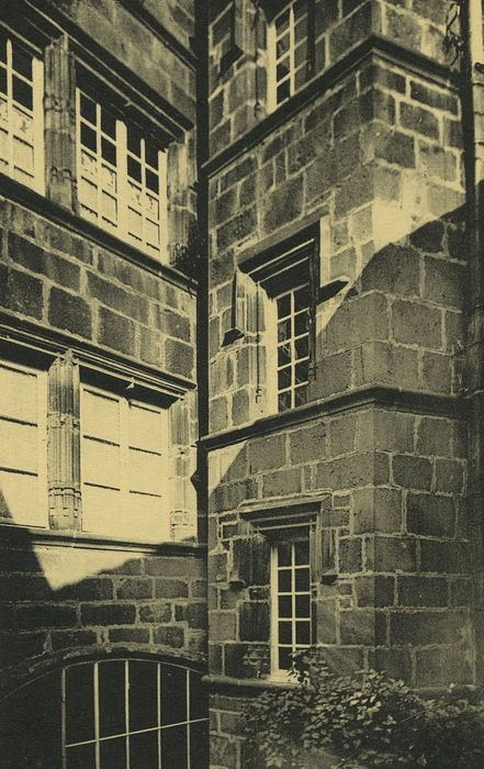 Hôtel Brisson : Façade sur cour, vue partielle