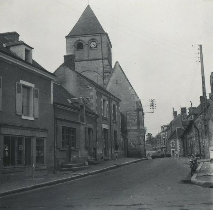 Chapelle de Varye, ou église Sainte-Colombe : Vue générale de la chapelle dans son environnement urbain depuis l’Est