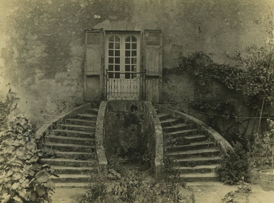 Restes de l'ancien manoir de Cluis-Dessus : Détail d’un escalier extérieur